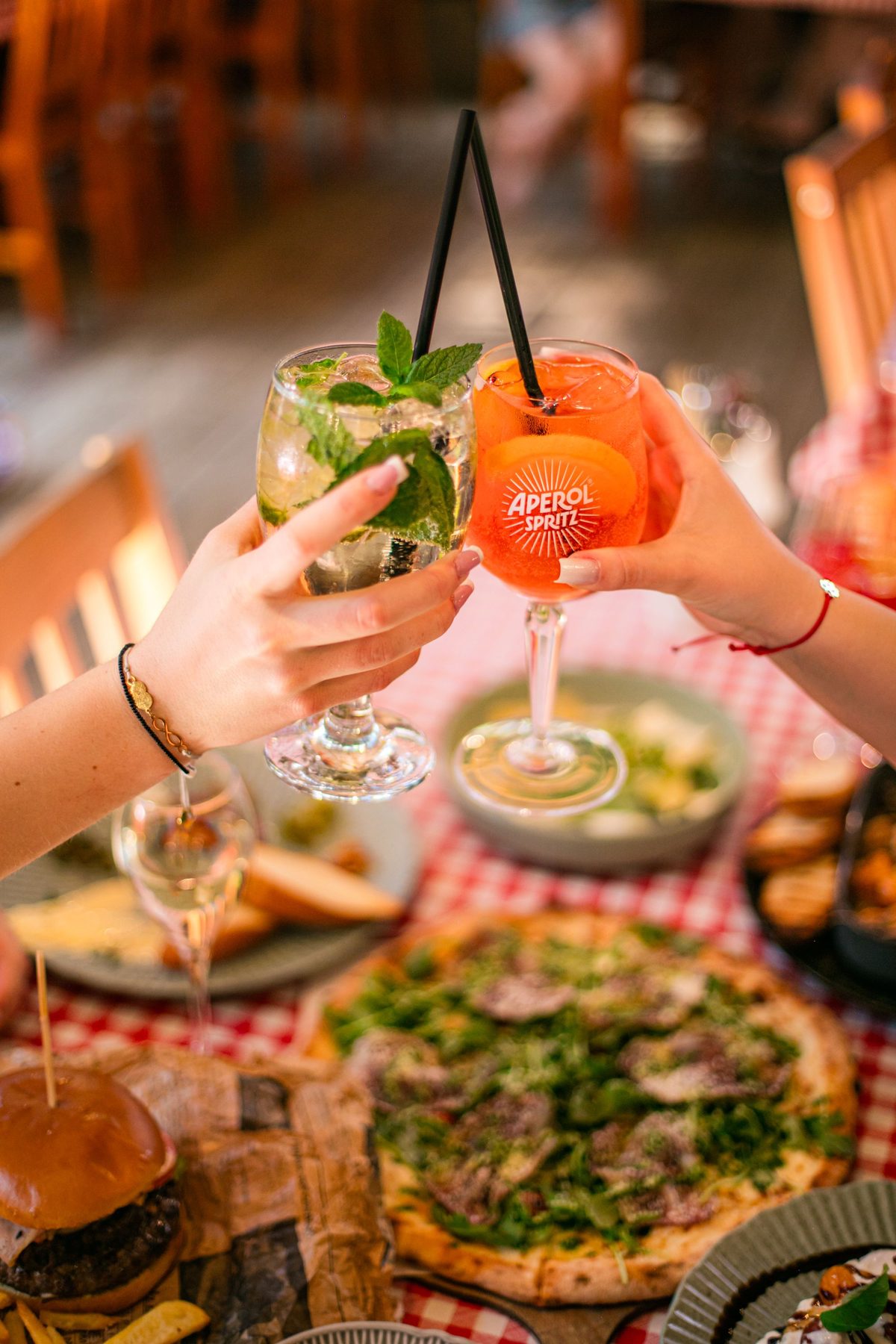 Toast Aperol nad stołem dań - Despe