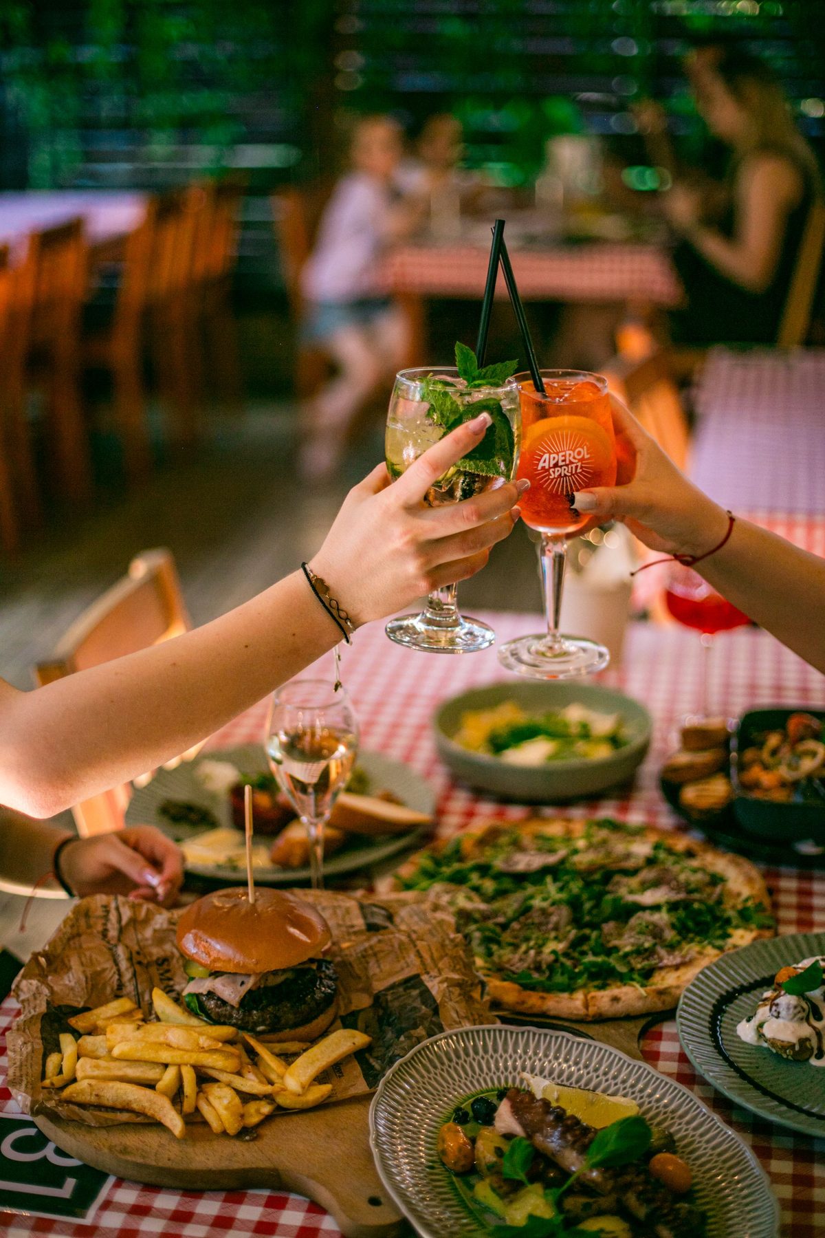 Aperol Spritz - toast przy stole - Despe