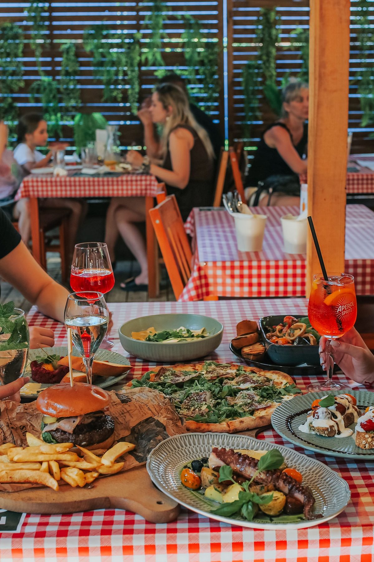 Goście w restauracji Despe - Despe