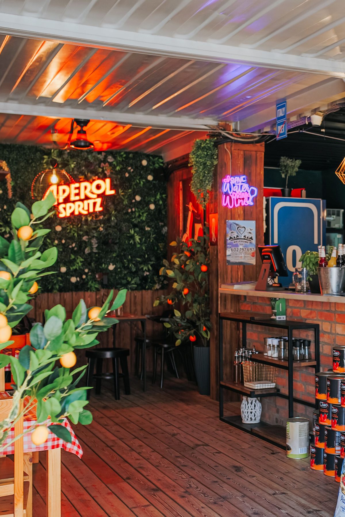 Klimat wieczoru w Despe - neon Aperol Spritz - Despe